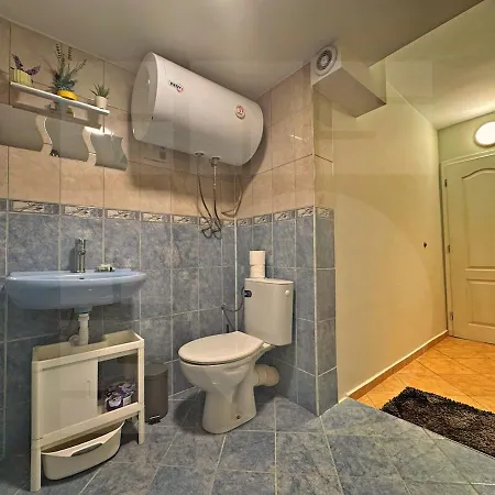 Bright Base Rooftop Chill 1br Апартамент *