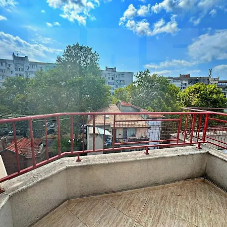 Bright Base Rooftop Chill 1br