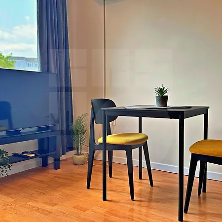 Bright Base Rooftop Chill 1br *