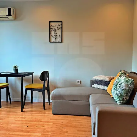 Bright Base Rooftop Chill 1br Апартамент