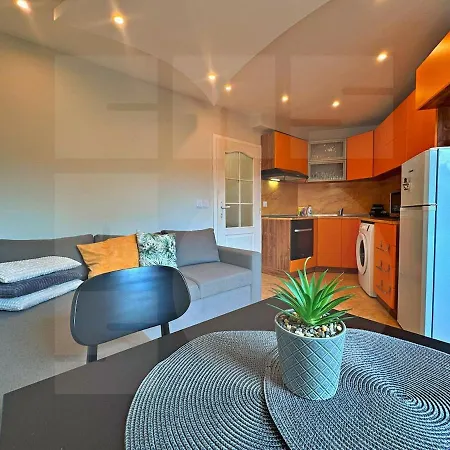 Bright Base Rooftop Chill 1br